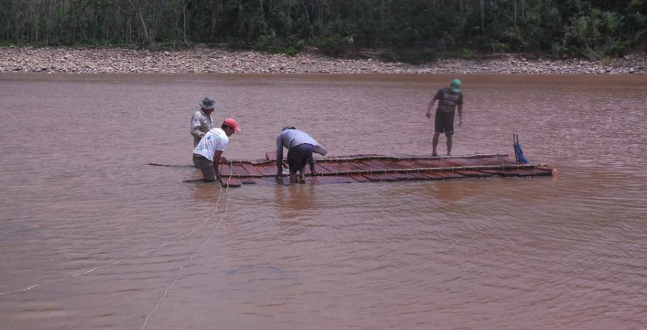 Los madereros navegaban en un callapo de mara el río Yapacaní, a 20 kilómetros del municipio que lleva el mismo nombre del afluente. Fueron descubiertos por las autoridades