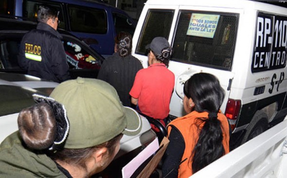 OPERATIVO. Efectivos de la Policía rodean la casa ubicada en la calle 4 de Mayo, el lunes. - . APG Agencia OPERATIVO. Efectivos de la Policía rodean la casa ubicada en la calle 4 de Mayo, el lunes. - . APG Agencia