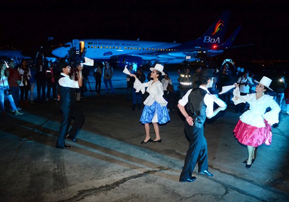 Un número musical durante la presentación del nuevo avión de BoA que aparece al fondo de esta imagen, anoche, en el aeropuerto Jorge Wilstermann. - José Rocha Los Tiempos