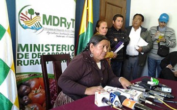 RENUNCIA. La Ministra de Desarrollo Rural en plena conferencia de prensa en La Paz. RENUNCIA. La Ministra de Desarrollo Rural en plena conferencia de prensa en La Paz.