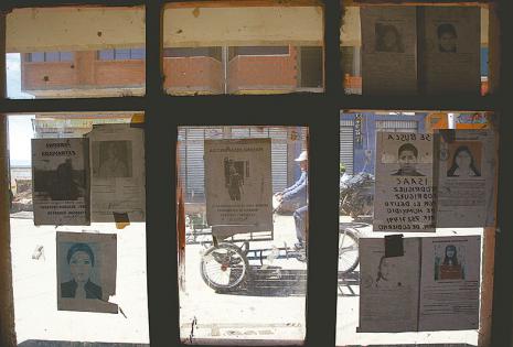 En la mismísima ventana de Migración, en Desaguadero (frontera con Perú), los familiares prenden fotos de sus seres que desaparecieron