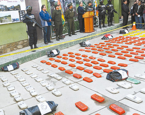 La Paz. El ministro de Gobierno, Carlos Romero, presenta la droga confiscada al oficial de la FAB.