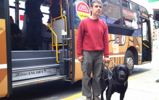 Prohíben ingreso al Puma Katari al activista ciego Richard Mateos por llevar a su perra-guía sin bozal