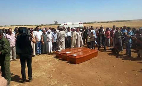 Ataúdes de los migrantes y de Aylan Kurdi (también conocido como Aylan Shenu) se representan durante una ceremonia fúnebre en Kobane. Foto: AFP