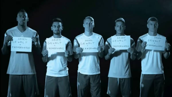 Boateng, Gündogan, Schweinsteiger, Özil y Kroos, protagonistas del video del seleccionado alemán contra la xenofobia y el racismo.