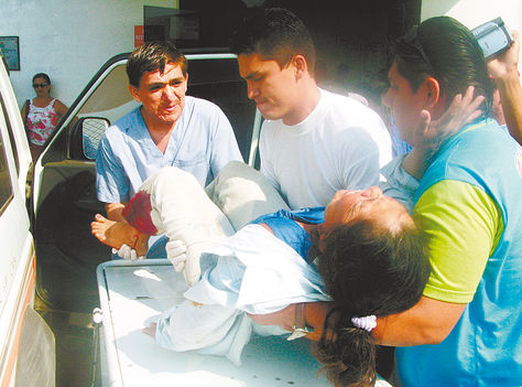 Cobija. Una mujer herida en Porvenir, el 11 de septiembre de 2008, es llevada a un centro médico. 