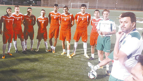 Houston. Con Julio Baldivieso (izq.) al mando, la selección hizo ayer movimientos tácticos en el Awti International School.