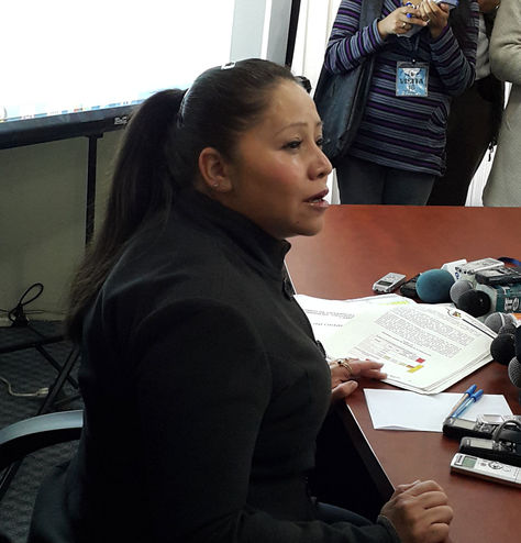 La exinterventora y actual liquidadora del disuelto Fondo Indígena Originario Campesino (Fondioc), Larisa Fuentes, en  conferencia de prensa. Foto. La Razón Digital
