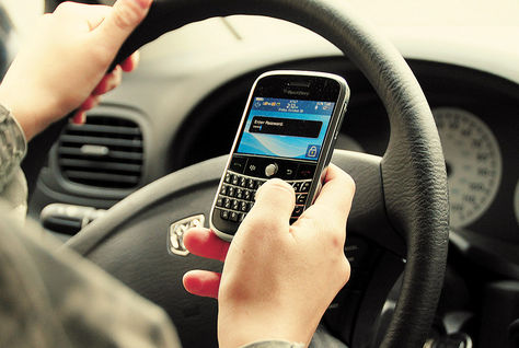 Infracción. El Gobierno propone sanciones para los que hablan por celular o mandan mensajes de texto al conducir.