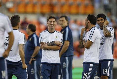 El jugador Lionel Messi de Argentina (c) sonríe junto a sus compañeros de juego antes de enfrentar a Bolivia.