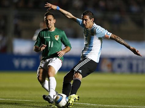 Lizio (izq.) de Bolivia marca a Di María de Argentina en el compromiso amistoso dsiputado en San Juan, previo a la Copa América 2015. Foto: sifutbol.com