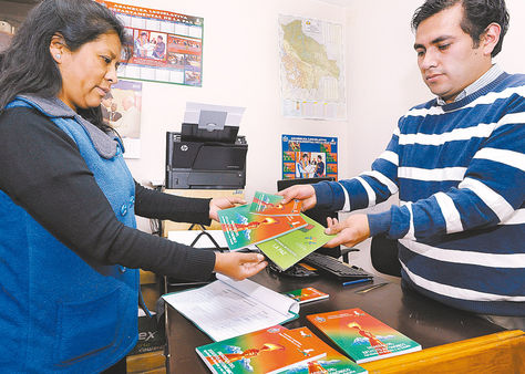 Material. Un funcionario de la Gobernación de La Paz distribuye el Estatuto Autonómico, ayer.