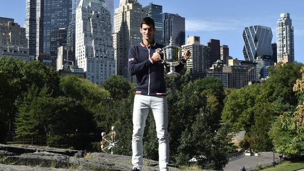 Djokovic con el trofeo en el Central Park. (EFE)