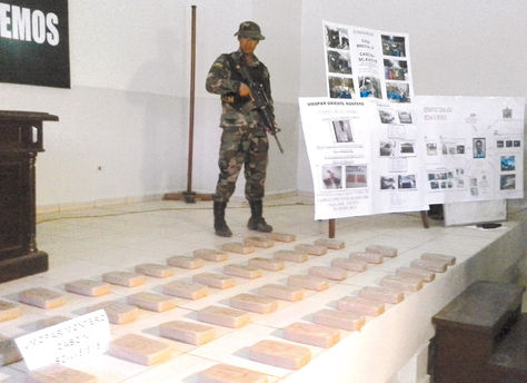 Operativo. Parte de la droga confiscada a dos miembros del Comando Vermelho fue expuesta ayer en Santa Cruz.
