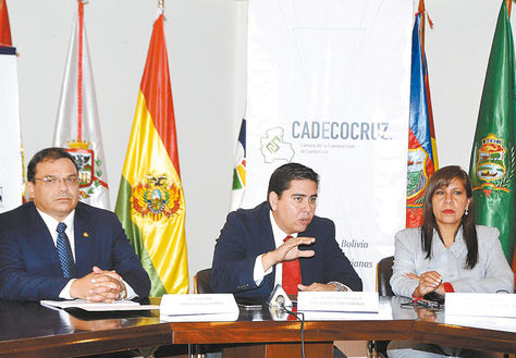 La Paz. El presidente de Cadecocruz, Guillermo Schrupp (centro), brindó ayer una conferencia de prensa.