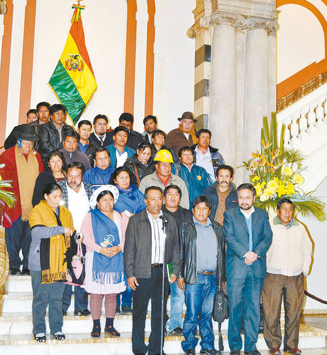 La Paz. Dirigentes de Conalcam en el Palacio Quemado tras hablar con Morales. 
