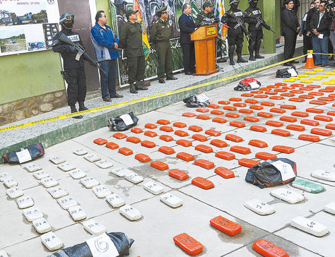 La Paz. El ministro de Gobierno, Carlos Romero, presenta la droga confiscada al oficial de la FAB.