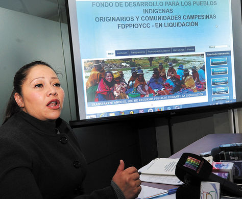 Reporte. La liquidadora Larisa Fuentes durante la conferencia de prensa que ofreció ayer en La Paz.