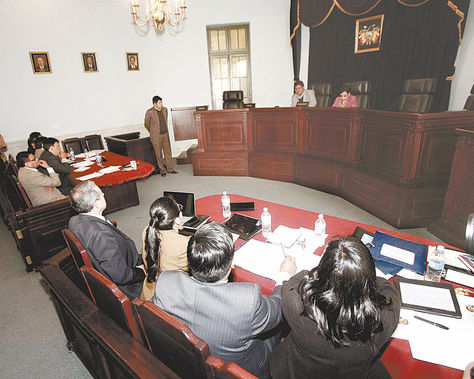 Sesión. La Sala Civil 1ª escuchó por casi seis horas los fundamentos de ambas partes.