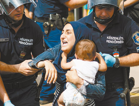 Refugiados. La Policía húngara impide que una mujer siria y su hijo puedan asentarse en su territorio. 