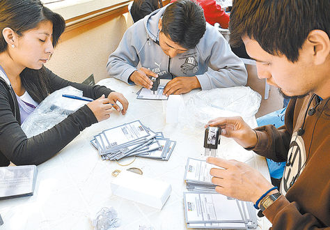 Tarea. Personeros del tribunal electoral de Cochabamba sellan las boletas del referéndum del 20.