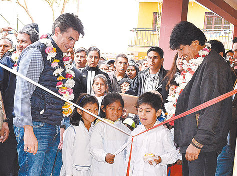 Tarija. Evo Morales y el alcalde Rodrigo Paz participaron en la inauguración de obras de una escuela.