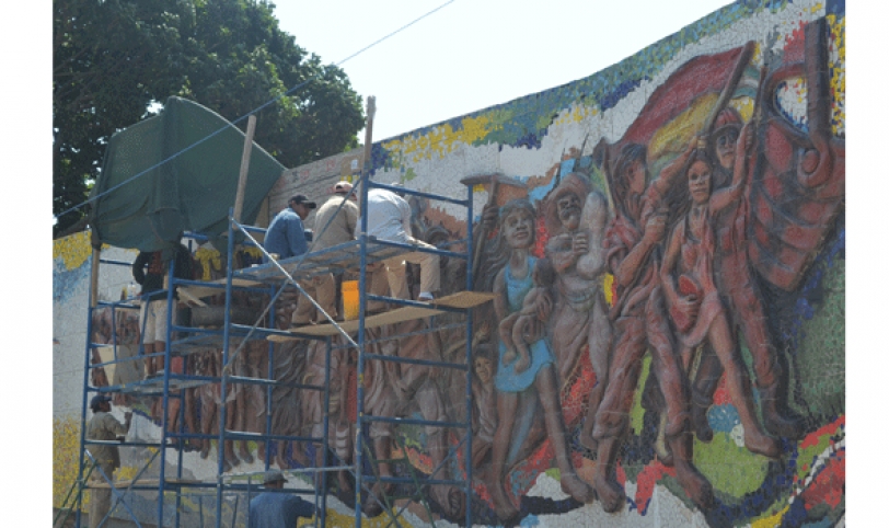TRABAJO. Son más de diez personas que trabajan todo el día para entregar el mural el día de la inauguración. 