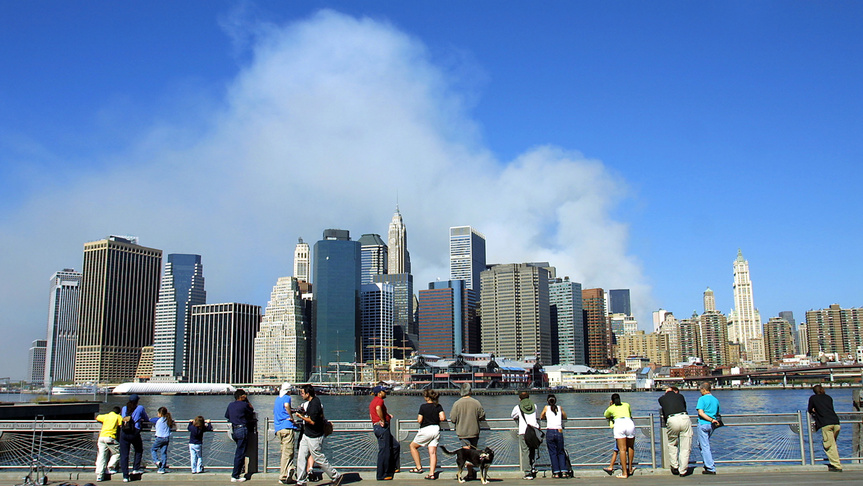 El 12 de septiembre de 2001 neoyorquinos y turistas observan asombrados un skyline completamente nuevo: las Torres Gemelas ya no estaban allí. El 12 de septiembre de 2001 neoyorquinos y turistas observan asombrados un skyline completamente nuevo: las Torres Gemelas ya no estaban allí.