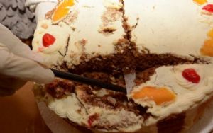 Intendencia advierte sanciones a pastelería que vendió una torta con un cuchillo incrustado