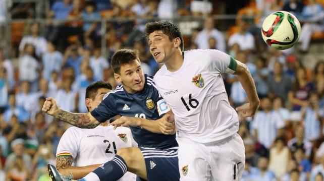 Ronald Raldes disputa la pelota con Lionel Messi. Foto: Internet