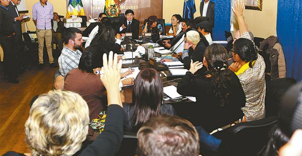 La sesión se caracterizó por fuertes discusiones que casi llegan a los golpes
