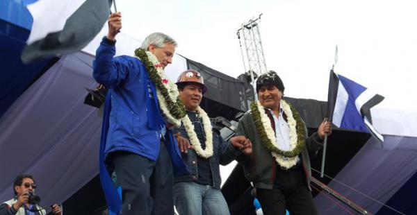 Evo Morales junto a Álvaro García Linera y Juan Carlos Trujillo durante la campaña del MAS.
