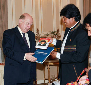 El presidente Evo Morales entrega al chileno Miguel Insulza el ‘El libro del mar’, uno de los elementos centrales de la estrategia marítima boliviana. Foto: Archivo