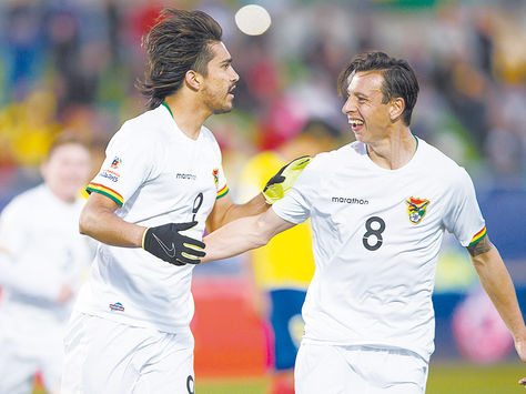 Festejo. Marcelo Martins y Martín Smedberg-Dalence celebran un gol ante Ecuador en la Copa América.