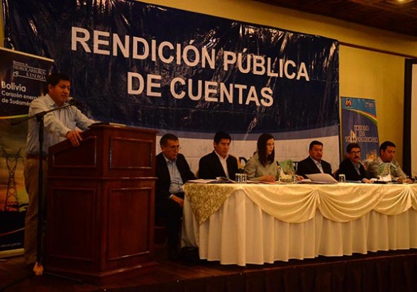 El ministro de Hidrocarburos y Energía, Luis A. Sánchez, hace su exposición en la audiencia pública parcial de cuentas de la cartera a su cargo, en el hotel Diplomat de esta ciudad, ayer. - José Rocha Los Tiempos