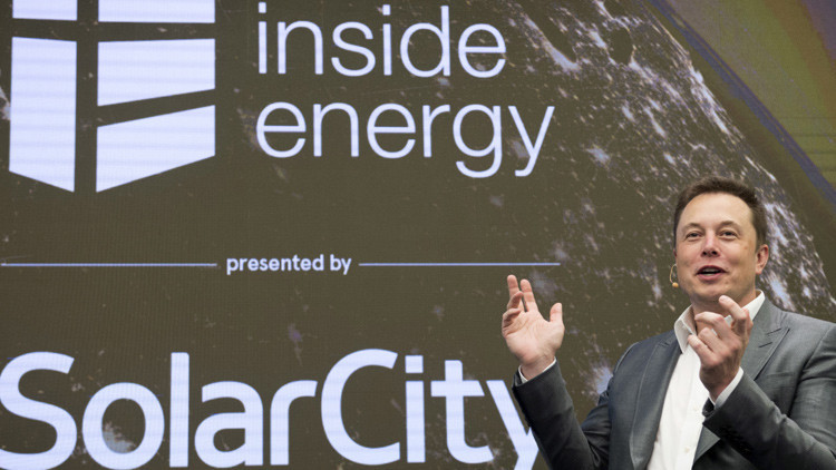 Elon Musk, presidente de SolarCity y CEO de Tesla Motors, habla en la Cumbre Energética de Manhattan, Nueva York, EE.UU., 2 de octubre, 2015. 