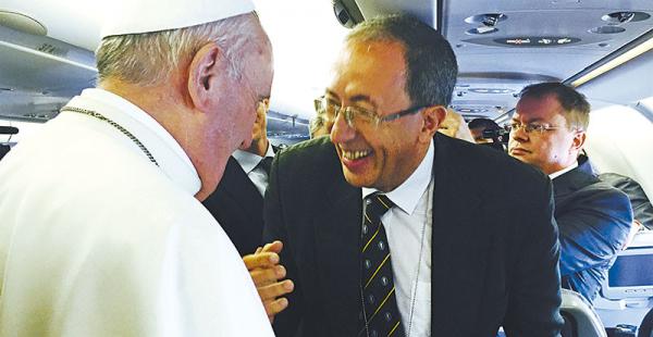 Admiración mutua  Con el papa Francisco, en su encuentro en el avión que lo trajo a Sudamérica.