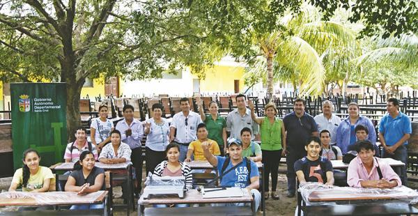 La Gobernación entregó 190 sillas, 380 mesas y seis pizarras