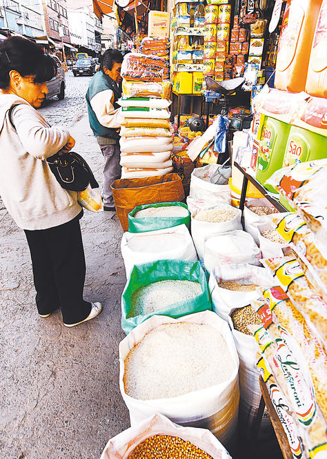 La Paz. Venta de arroz de distinta procedencia en la calle Antonio Gallardo, en la zona Gran Poder.
