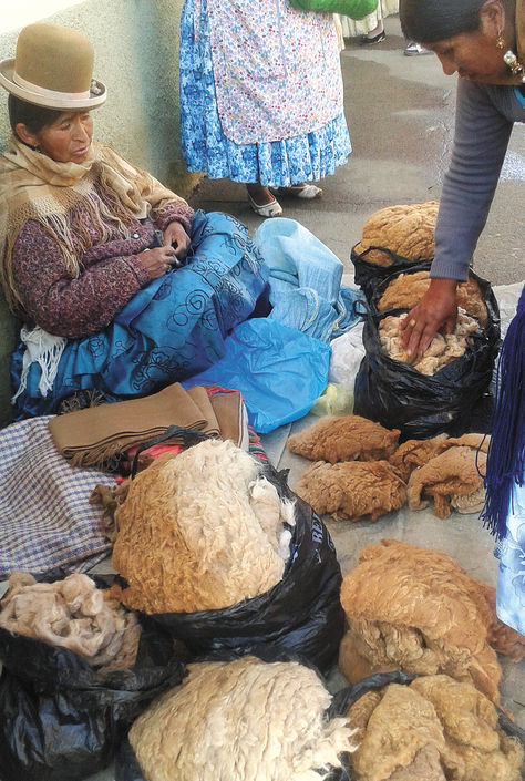 Una vendedora expone la fibra de vicuñas en la feria 16 de Julio de El Alto.