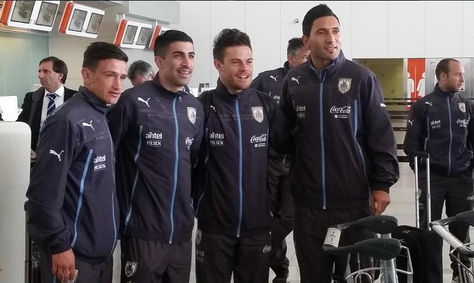 Jugadores uruguayos antes de abordar el avión que los trasladará a Santa Cruz. Foto: @AUFseleccion