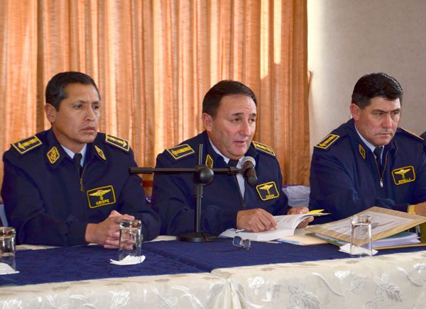 GENERAL GONZALO DURÁN (C), COMANDANTE DE LA FUERZA AÉREA DE BOLIVIA (FAB).