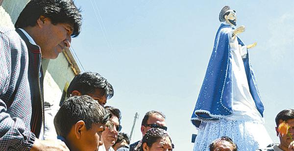 El presidente Evo Morales, después de la entrevista en Bolivia TV, participó de una procesión en Orinoca