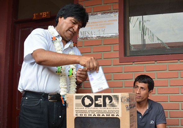 El presidente Evo Morales emite su voto en Villa 14 de Septiembre, el 20 de septiembre. - Gobernación de Cbba Periodista Invitado