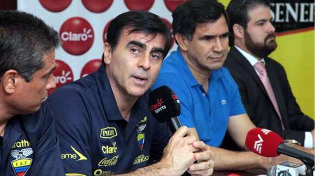 Gustavo Quinteros (centro) hablando con los medios de comunicación ecuatorianos. Foto: El Comercio