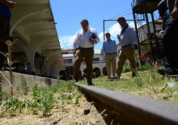 Técnicos de la empresa española JOCA observan la antigua red del ferrocarril en la estación. - José Rocha Los Tiempos