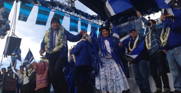 Campaña. Evo Morales bailando en la ciudad de El Alto en su último acto proselitista antes del sufragio nacional del domingo .