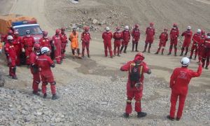 Nuevo contingente de bomberos y lugareños partió para rescatar a geólogos desaparecidos