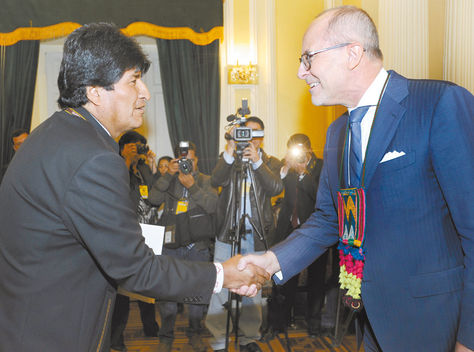 Visita. El presidente Morales recibe al embajador de Francia, Wibaux, en el Palacio de Gobierno, ayer.