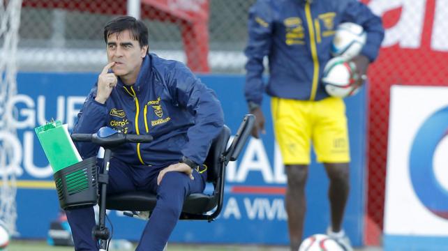 El técnico de la selección ecuatoriana estará con su carrito eléctrico en el estadio Monumental. Foto: Reuters